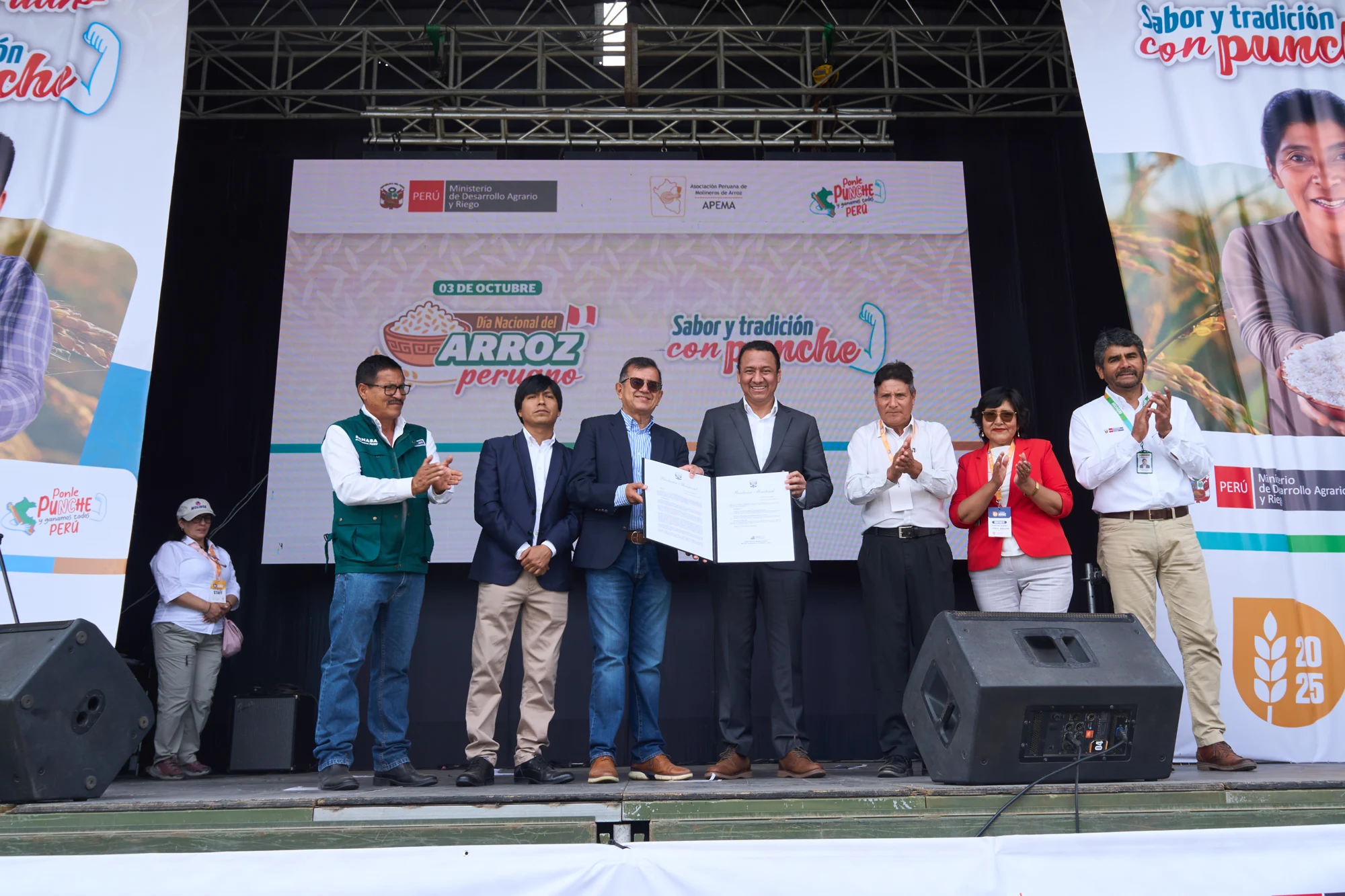 Presentación institucional durante Expo Arroz 2025, con las pantallas del evento