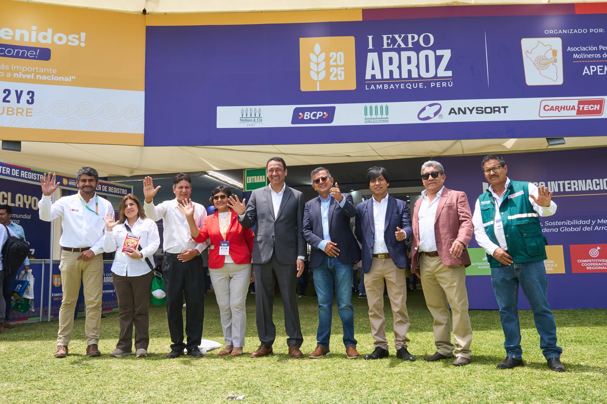 Asistentes y representantes frente al escenario de I Expo Arroz 2025