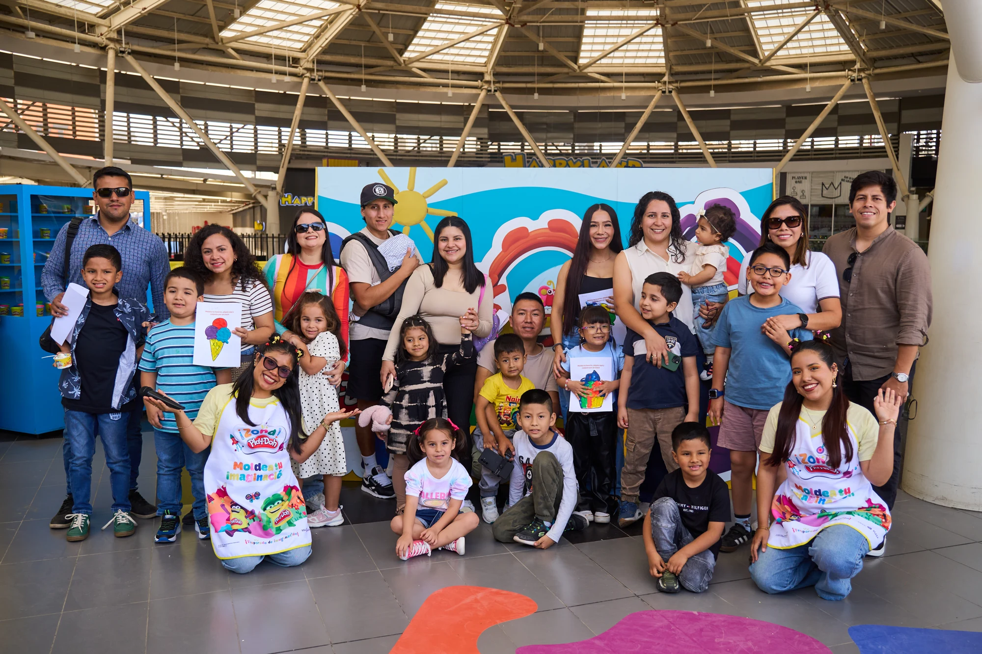 Creadores y sus familias en la activación Zona Play-Doh de Real Plaza