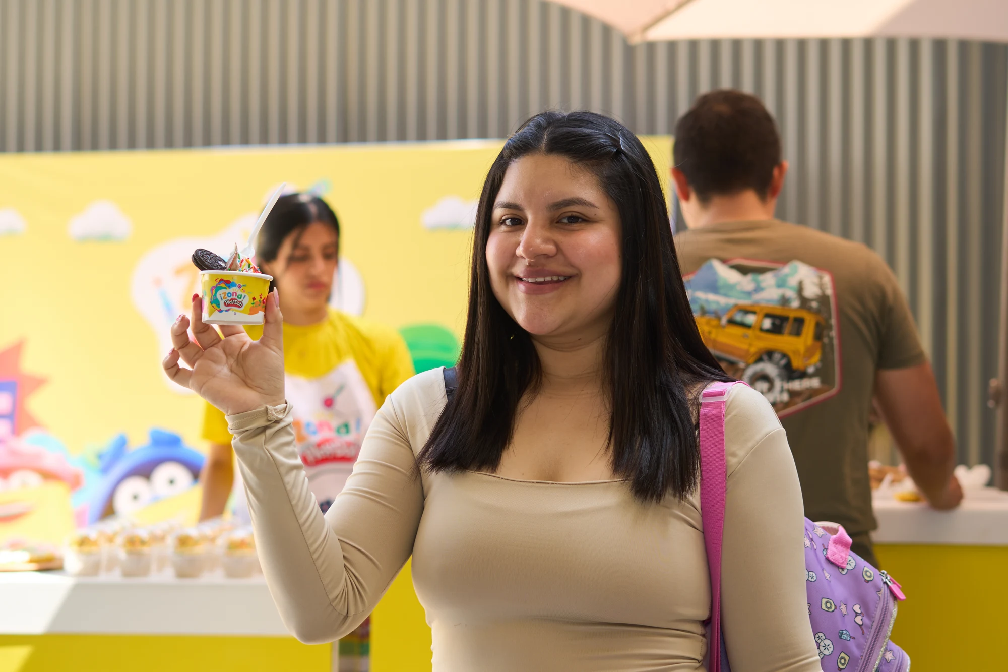 Participante mostrando el helado real canjeado en la estación
