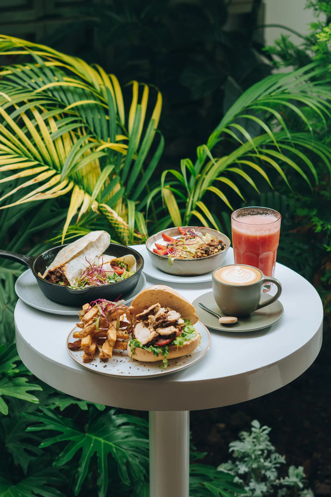 Fotografía editorial de platos y bebidas sobre una mesa